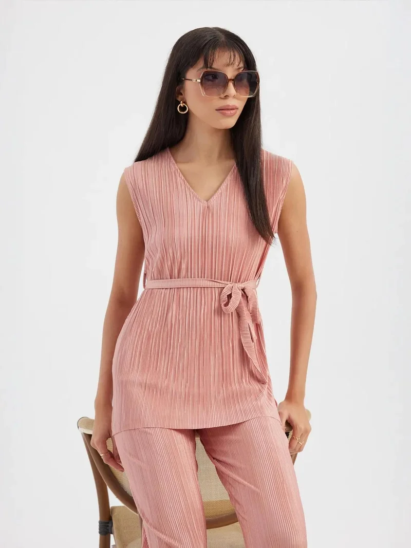 زوبعة قطعتان: بلوزة بدون أكمام بياقة على شكل حرف  وكشكشة مع حزام وسروال بالازو بخصر مرتفع وكشكشة