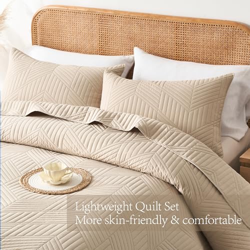 Davulos King Quilt Bedding Set,Beige Ultrasonic King/Cal King Quilt Set Reversible Microfiber Bedspread,Lightweight Soft Modern Geometric Coverlet Set for All Seasons(1 Quilt,2 Pillow Shams) - Image 4