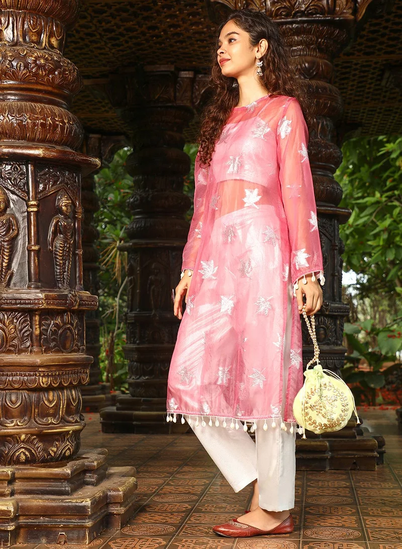  قصة كُرتا نسائية بلون وردي خوخي بنقشة أوراق القيقب مع كروب وبنطلون