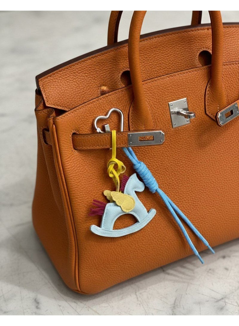 هيرميس ميداليه الشنطه اللي هتكمل شياكه الشنطه ذات مظهر أنيق