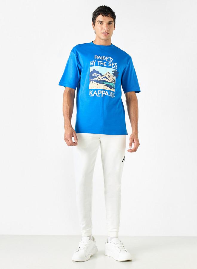 كابا تيشيرت بطبعات جرافيك بياقة ضيّقة وأكمام قصيرة من كابا - Image 2