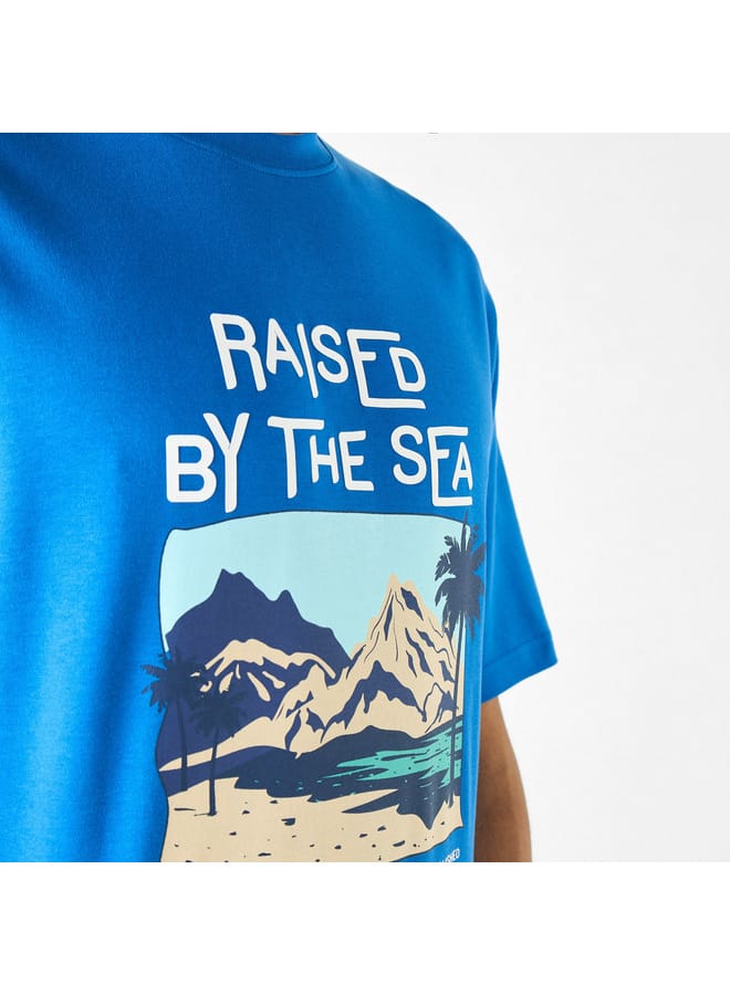 كابا تيشيرت بطبعات جرافيك بياقة ضيّقة وأكمام قصيرة من كابا - Image 4