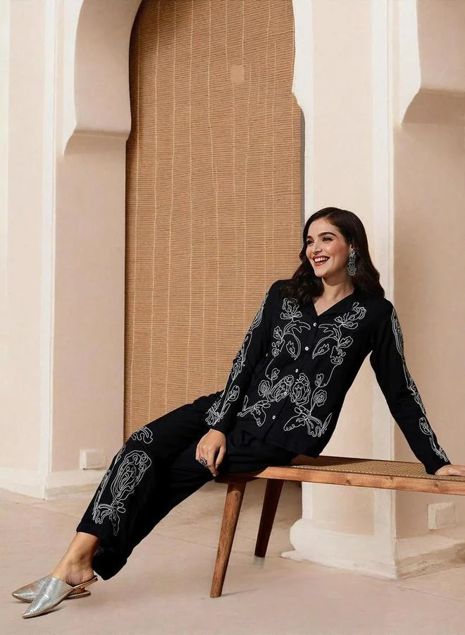 آي شين طقم منسق من بلوزة مطرّزة وبنطال