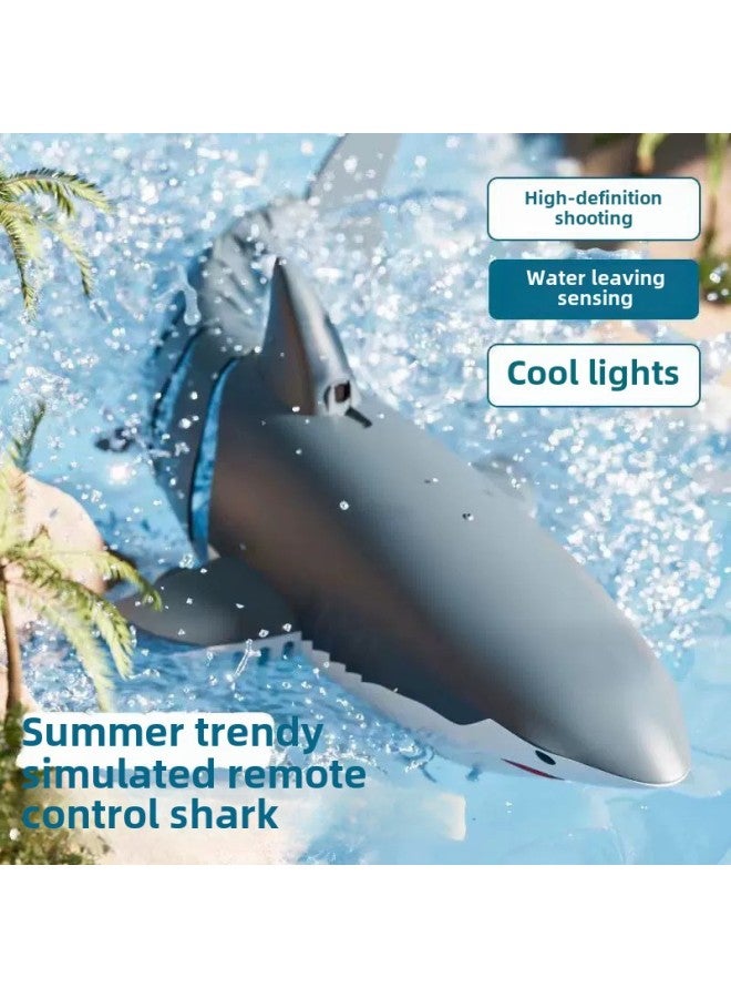 قارب التحكم عن بعد، سمك القرش، جهاز التحكم عن بعد، يلعب في الماء، كاميرا مقاومة للماء، قابلة لإعادة الشحن، قارب غواصة عالي السرعة للتحكم عن بعد، لعبة للأطفال - اللون: مقاوم للماء بالكامل - بدون كاميرا محاكاة موكب + إضاءة + رذاذ الماء - المواصفات: أربع بطاريات فاخرة بما في ذلك أربع مجموعات من البطاريات + كابل شحن + هدايا - Image 4