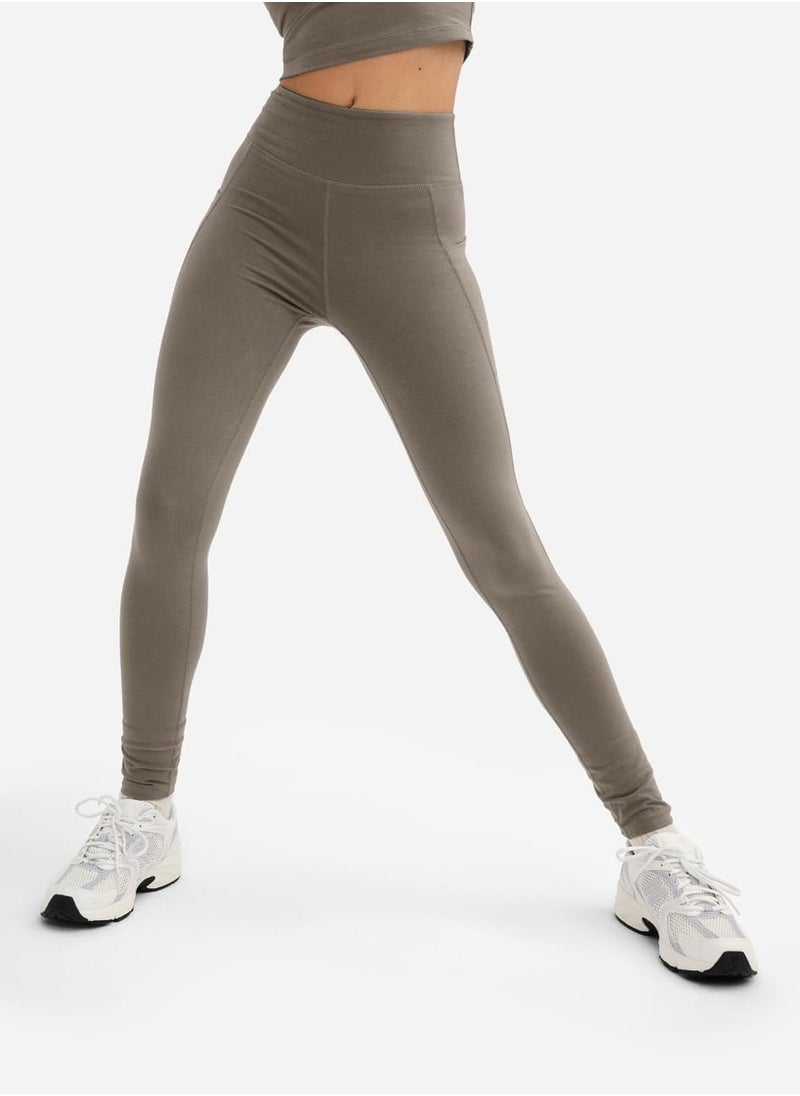 Vicino Vicino Women's High-Waisted Sports Bra and Pants Set, Ideal for Workouts and Fitness  - Image 3