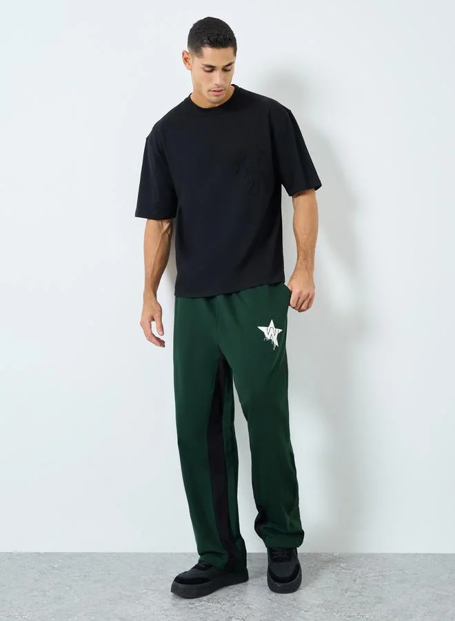 ستايلي بنطال جوغر واسع بطبعة جرافيك