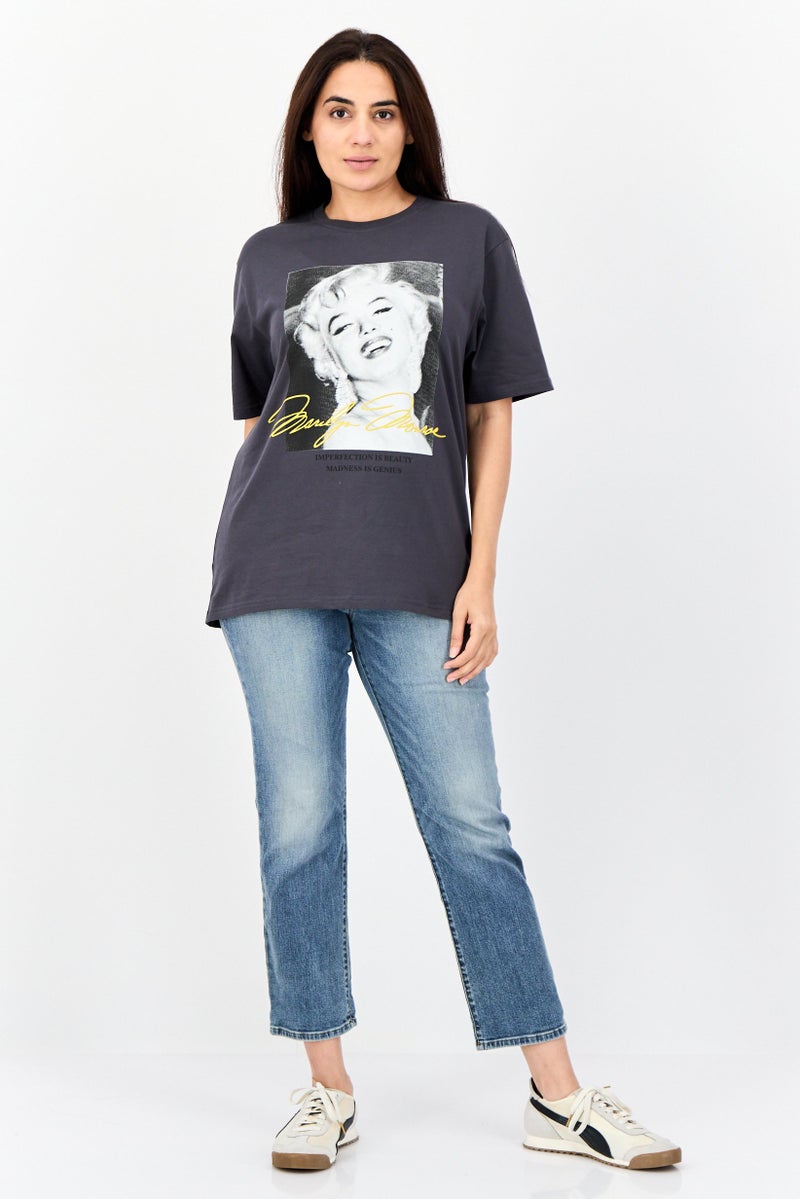 Marlyn Monroe تي شيرت نسائي بحجم كبير بياقة دائرية وطباعة جرافيك، رمادي داكن - Image 3