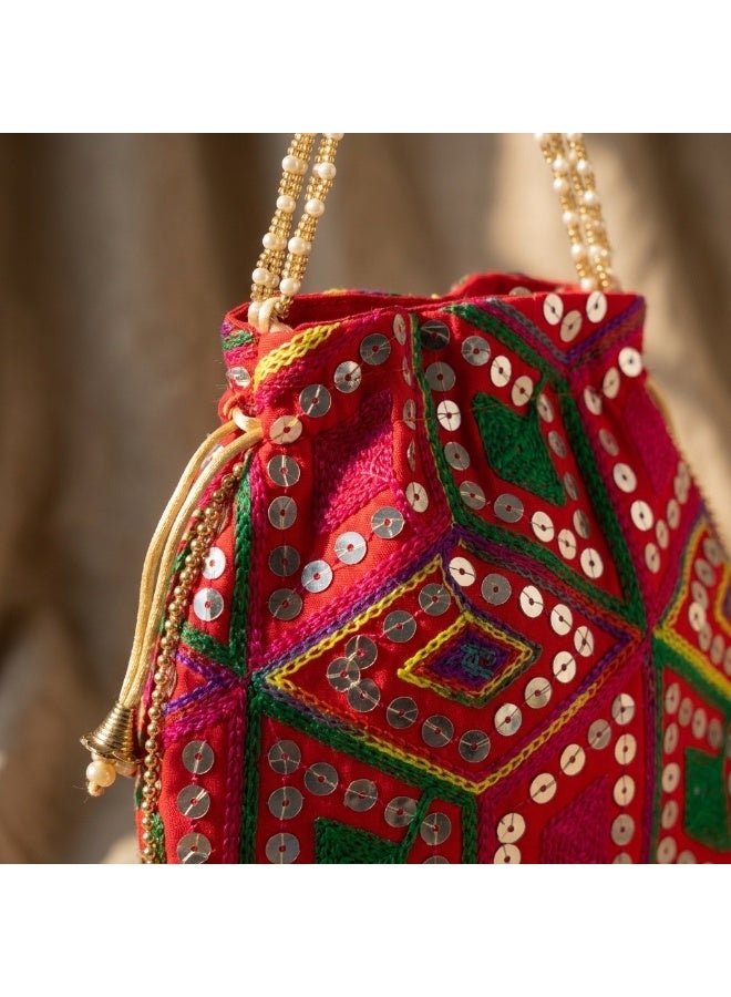 موبكوس حقيبة بوتلي حمراء معينية الشكل مصنوعة يدويًا من موبكوس، مطرزة بتطريز هندي فاخر ومزينة بالمرآة، للنساء | حقيبة يد برباط من مزيج حريري فاخر مع مقبض من اللؤلؤ | مناسبة لحفلات الزفاف والمناسبات والاحتفالات - Image 3
