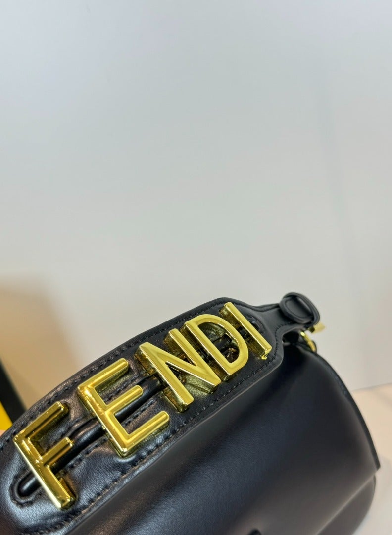 Baguette Leather Shoulder Bag Fendi - Image 5