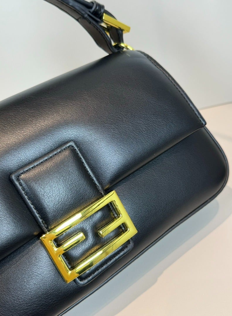 Baguette Leather Shoulder Bag Fendi - Image 4