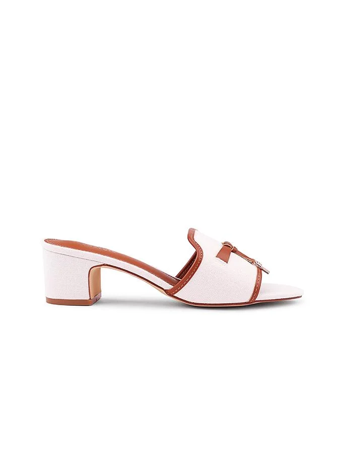 أيقون Stylish heel slipper with a two-tone color combination.