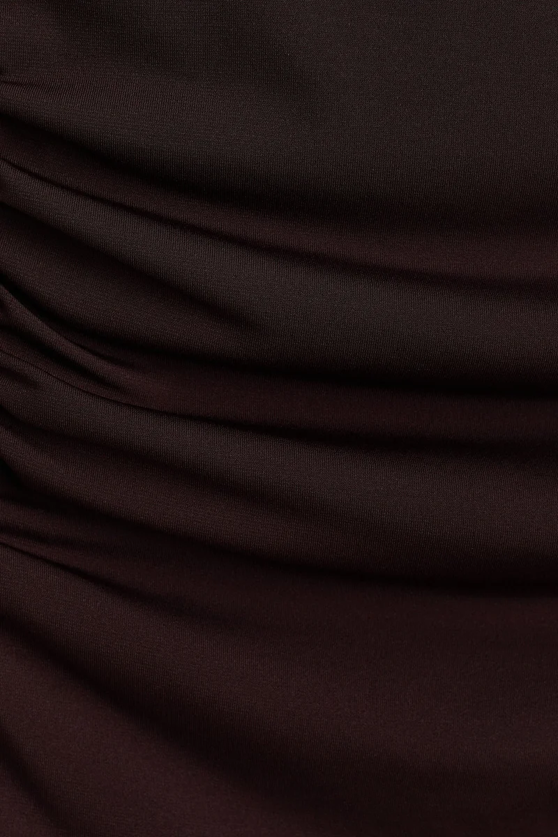 اتش اند ام فستان بأكمام قصيرة