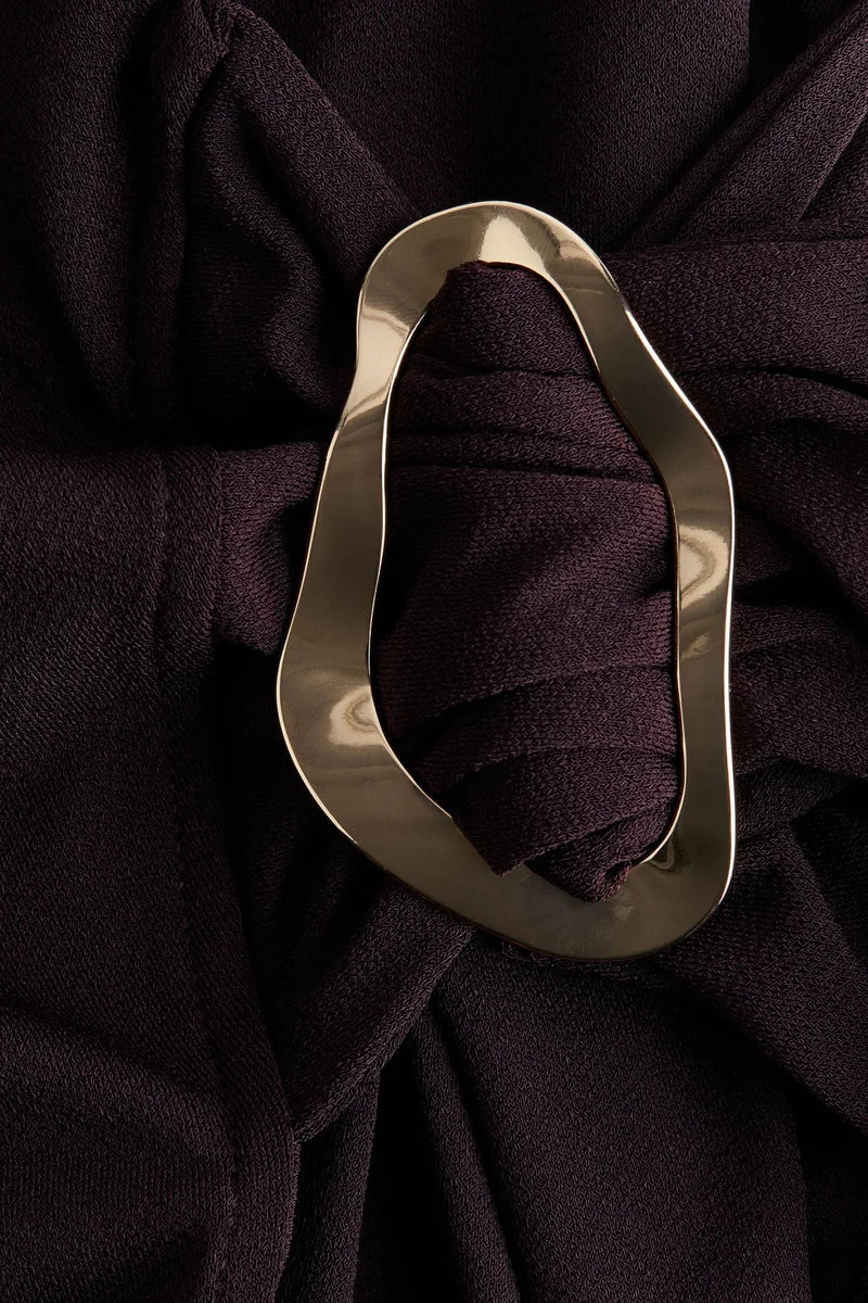 اتش اند ام فستان بتصميم مناسب للإرضاع من تشكيلة ماما