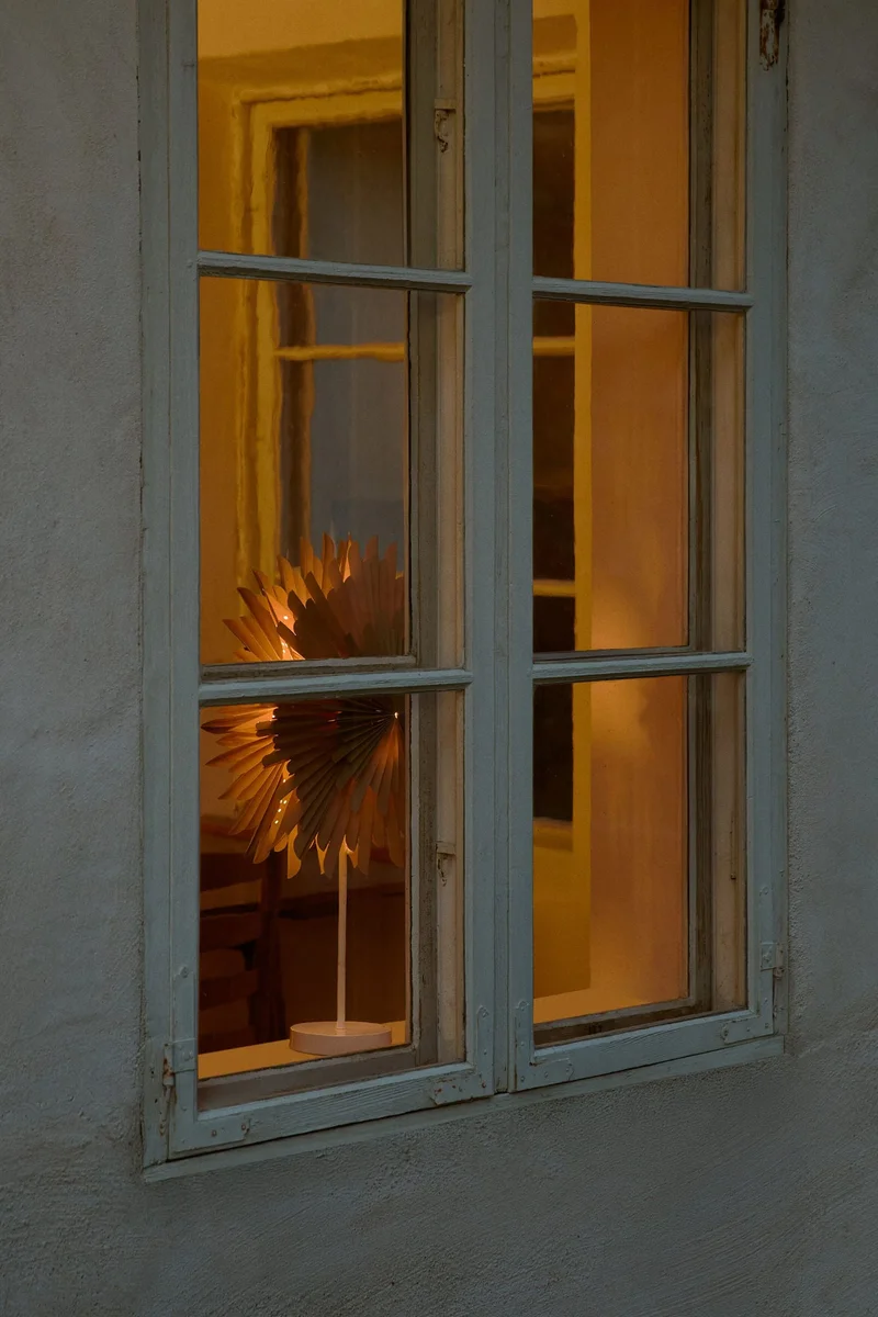 H&M Metal and paper table lamp