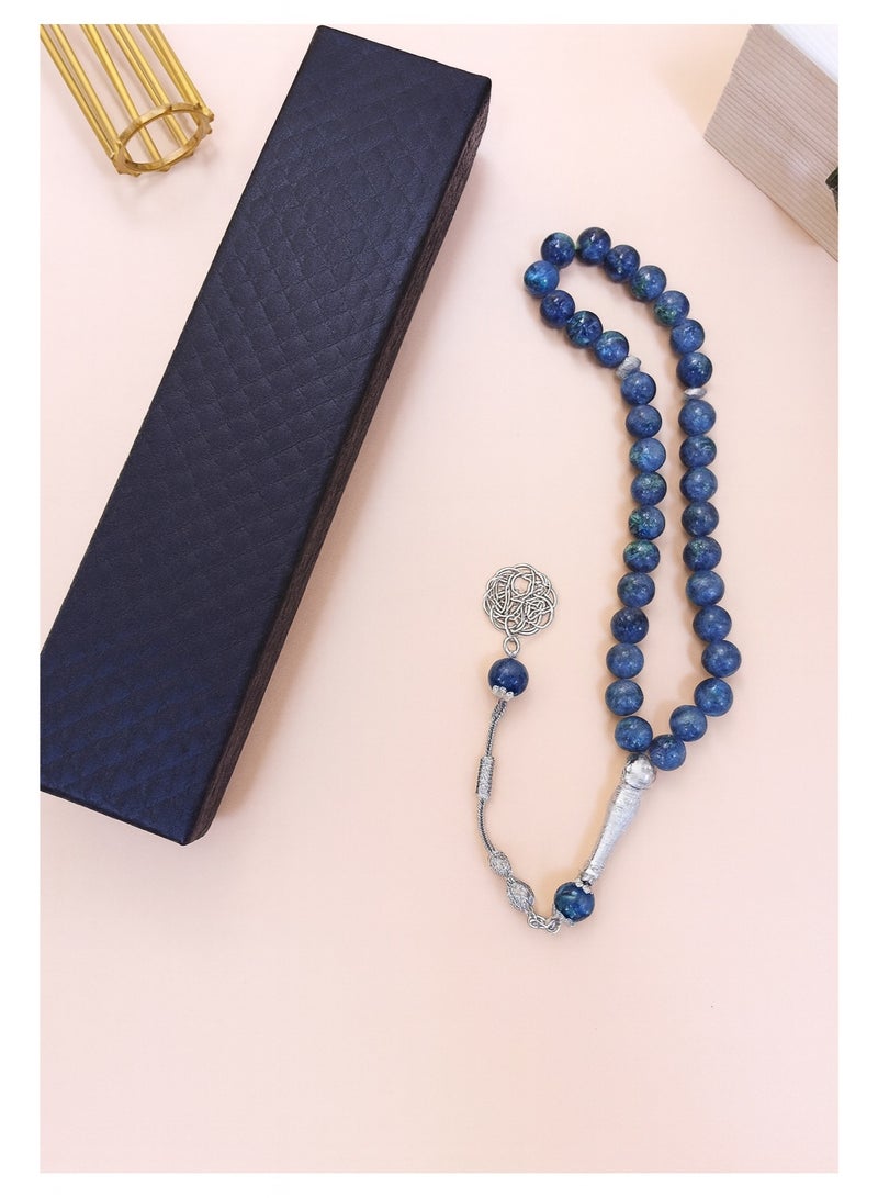 مسبحة رجالية من حبات اللؤلؤ الكريستالية باللون الأزرق العقيقي ذات الجودة العالية بعدد 33 حبة مع علبة - Image 3