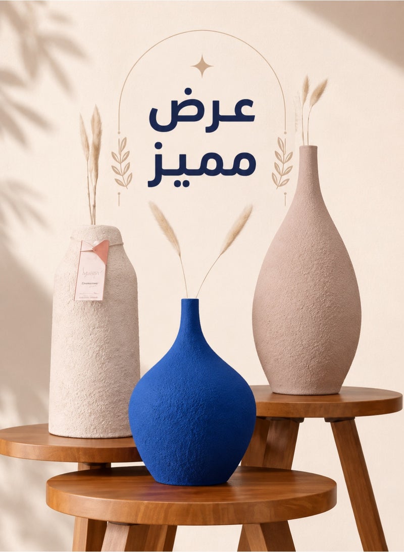 كالدا طقم "كالدا ساند" – طقم فازات سيراميك مصنوع يدويًا من 3 قطع – طقم فخار طبيعي 100% لديكور المنزل المودرن – فازات ديكور بارزة الملمس بمقاسات صغيرة، متوسطة، وكبيرة (21 سم، 27 سم، 33 سم) – لون أزرق ملكي وبيج - Image 2