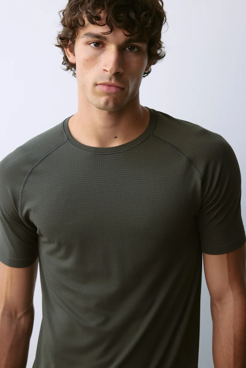Muscle Fit Sports T-shirt with DryMove™