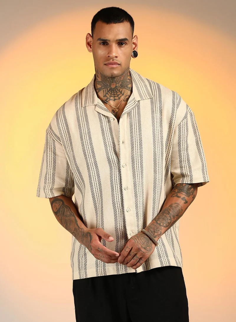 كامبوس سوترا قميص رجالي بيج مقلم واسع بياقة كوبية وأكمام قصيرة