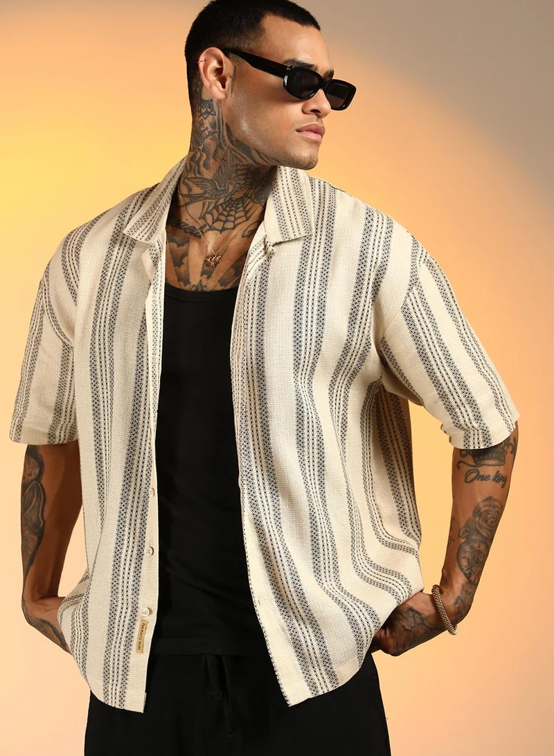 كامبوس سوترا قميص رجالي بيج مقلم واسع بياقة كوبية وأكمام قصيرة