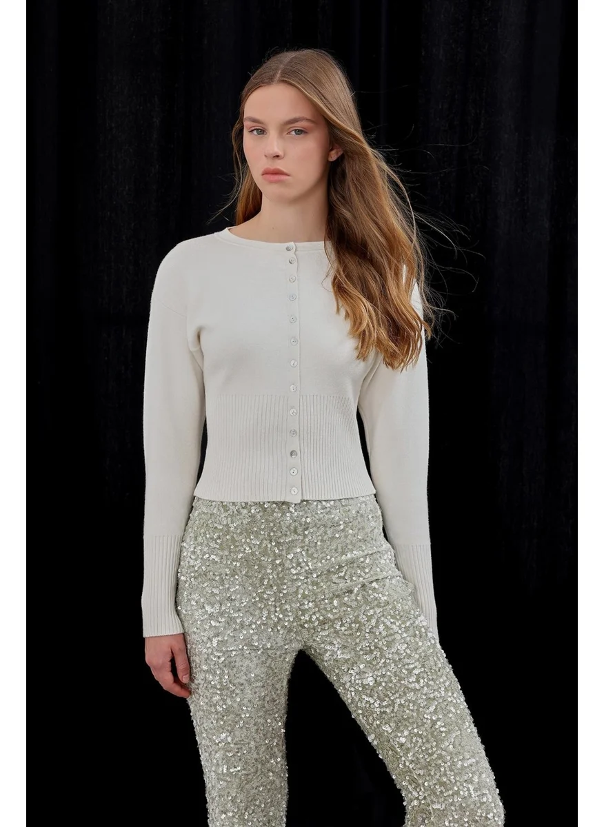 Pieces Of Melon x Narod Bıçakçı Ecru Mother of Pearl Buttoned Soft Touch Knitwear Cardigan
