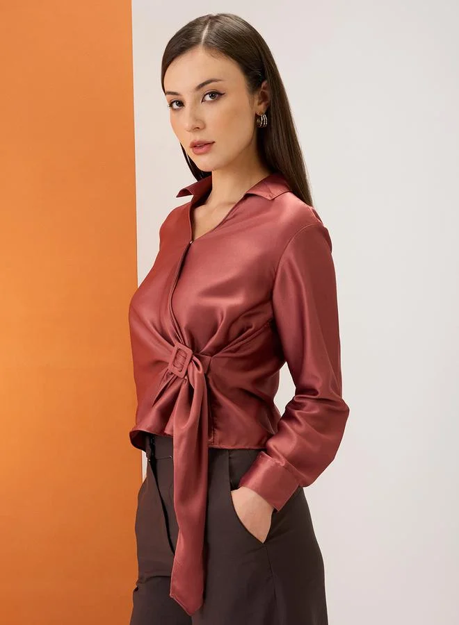 جلو باص بلوزة بياقة قميص وتفصيلة ملتفة بإبزيم