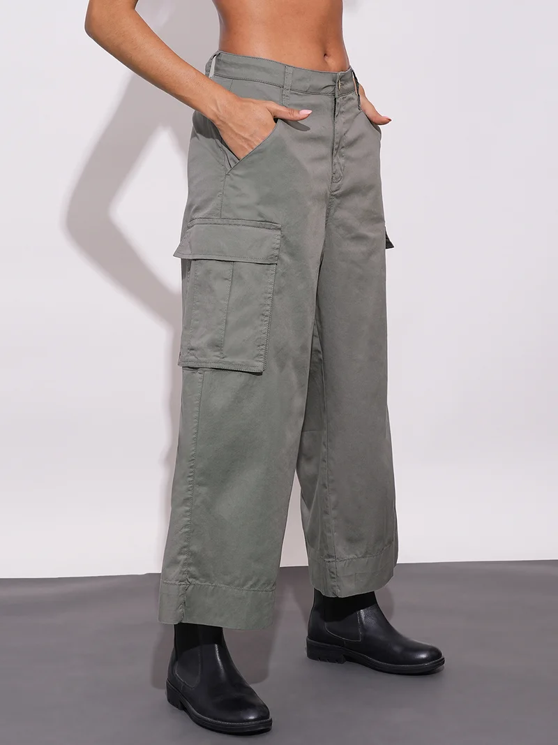 جلو باص بنطلون نسائي واسع الساق بخصر متوسط وستايل كارغو من القطن بلون رمادي داكن