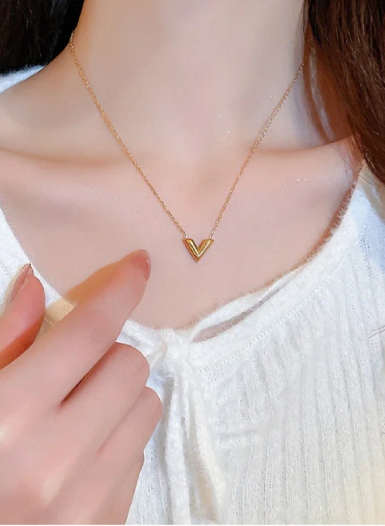 ورد قلادة بدلاية على شكل حرف V مطلية بالذهب من الستانلس ستيل - Image 4