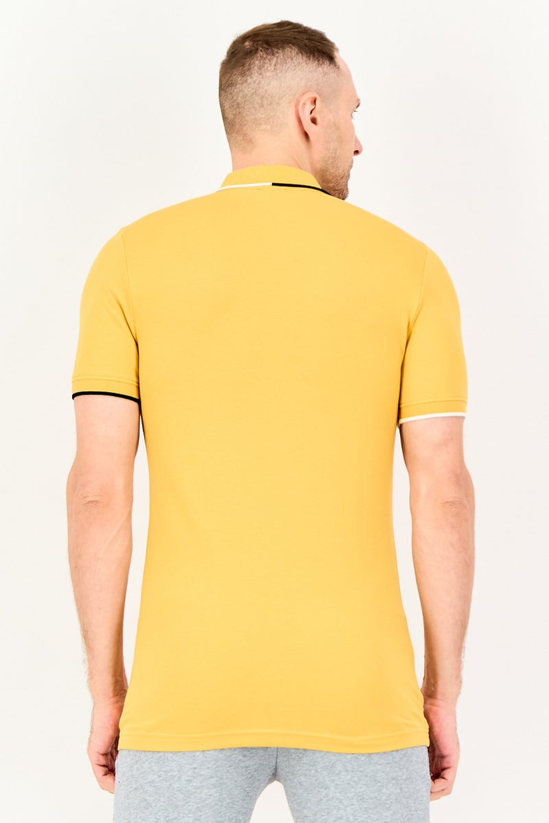 PUMA قميص بولو خارجي للرجال بقصة ضيقة بأكمام قصيرة مع شعار مطرز، خردل - Image 3