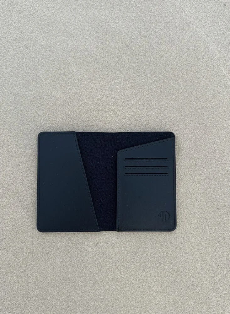 تحفة لوكس حافظة جواز سفر من الجلد الأسود من فوياج