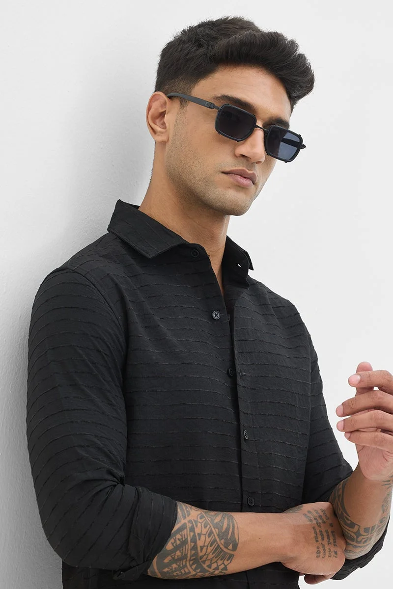 سنيتش قميص أسود بقصة ضيقة وملمس مميز