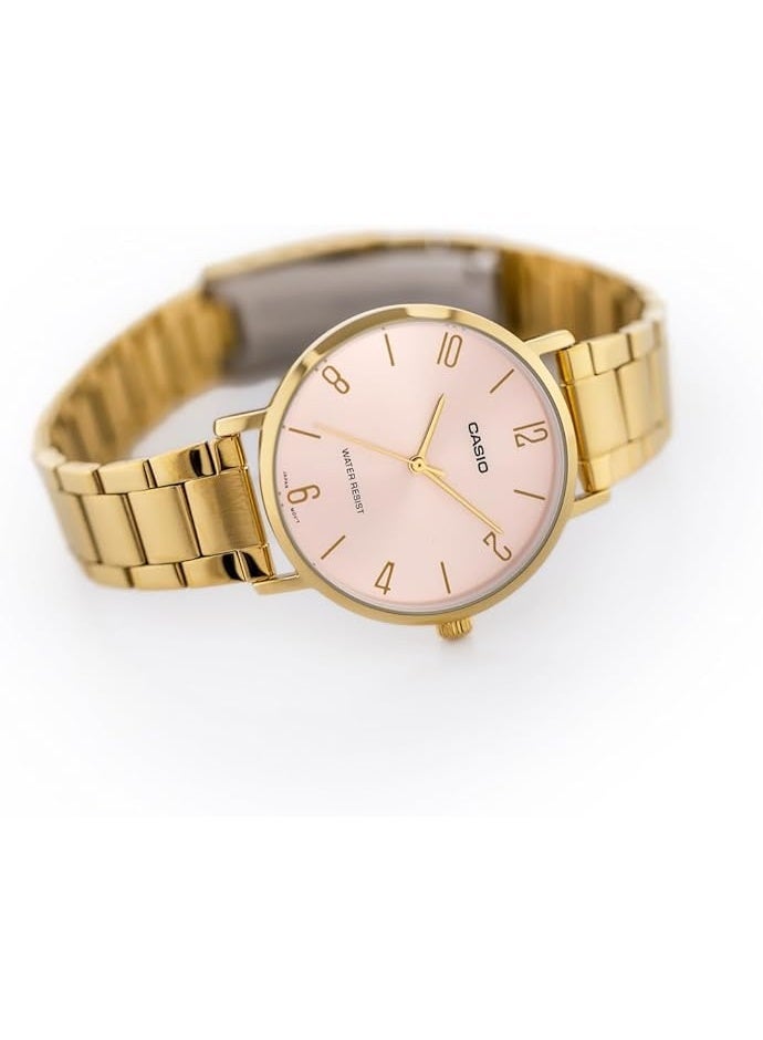 كاسيو ساعة كاسيو LTP-VT01G-4B النسائية بتصميم بسيط، مطلية بالذهب، مصنوعة من الفولاذ المقاوم للصدأ، بمينا وردي، بثلاث عقارب تناظرية - Image 4