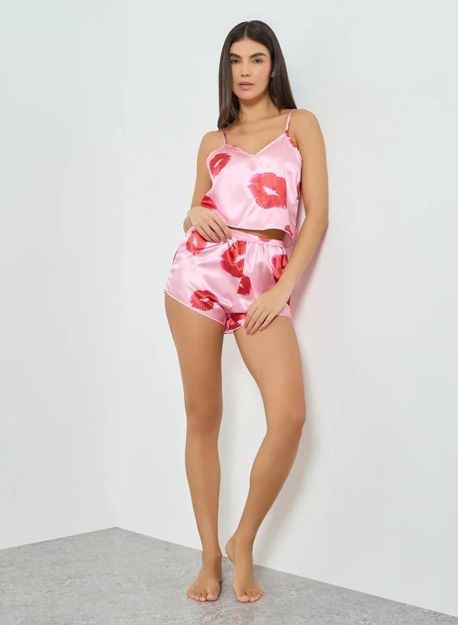 تايك تو طقم بيجاما من شورت وبلوزة كامي بطبعة شفاه