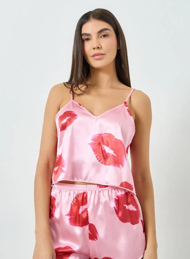 تايك تو طقم بيجاما من شورت وبلوزة كامي بطبعة شفاه