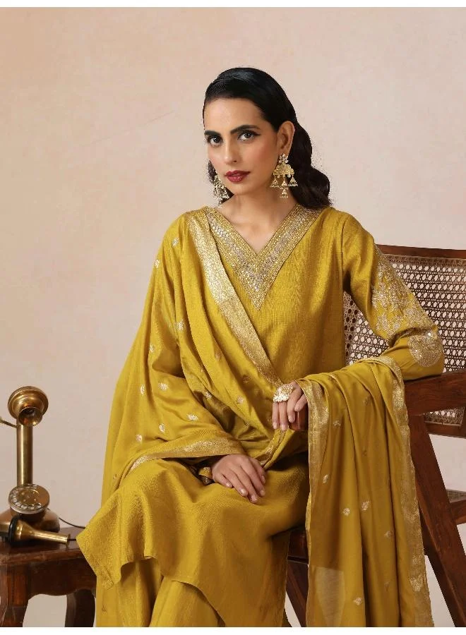 ترو برونز طقم كورتا وبنطلون ودوباتا مطرز باللون الخردلي من ترو براونز