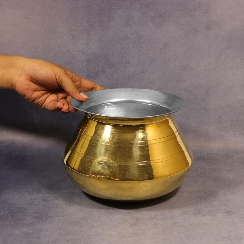 Putrika Brass Utensil Vadi Chatti with TIN Coating|Tope|KitchenWare|Cookware|Brass Pathiram|Patilas|Tapeli|Peetal|Sarva Satti|Bhagon|Urli[Weight: 440gm Capacity: 2.5liters] Vennai Pot - Image 4