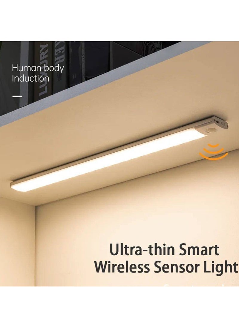 LED sensor spotlight. The sensor spotlight works with batteries. What does a sensor mean? It means that when you open the closet, it lights up a panel and then closes it again. When you go down the stairs, it lights up from your movement. It is also a magnet so you can hang it on anything. Metal, size 60 cm.
