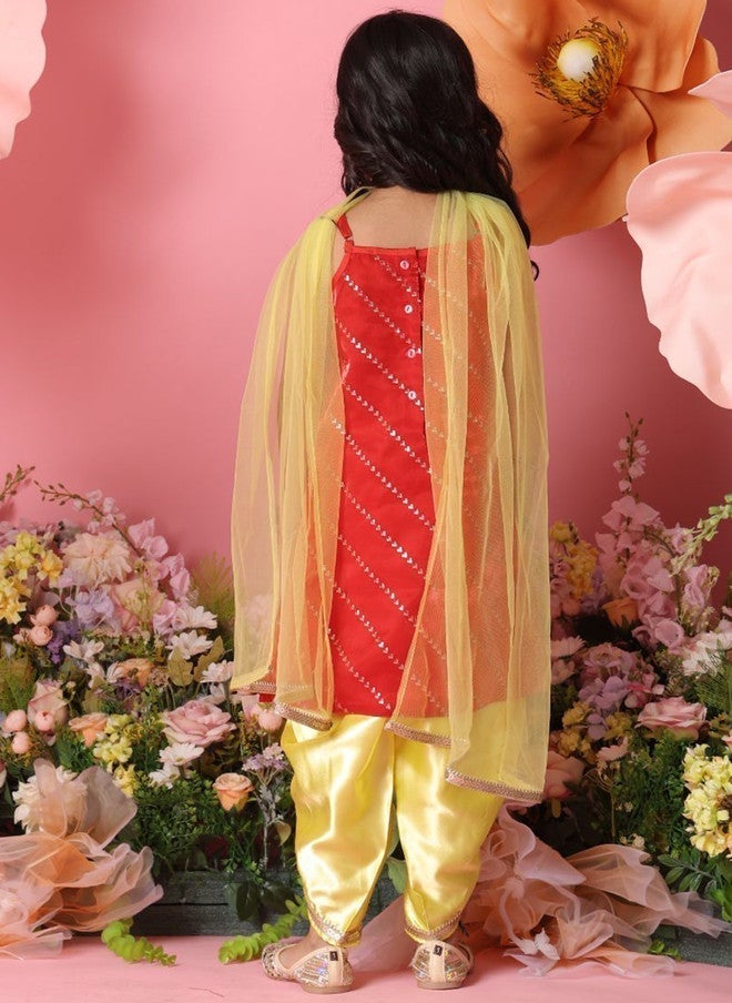 Saka Designs كُرتا حمراء للفتيات مع بنطلون دهوتي ودوپاتا - Image 4