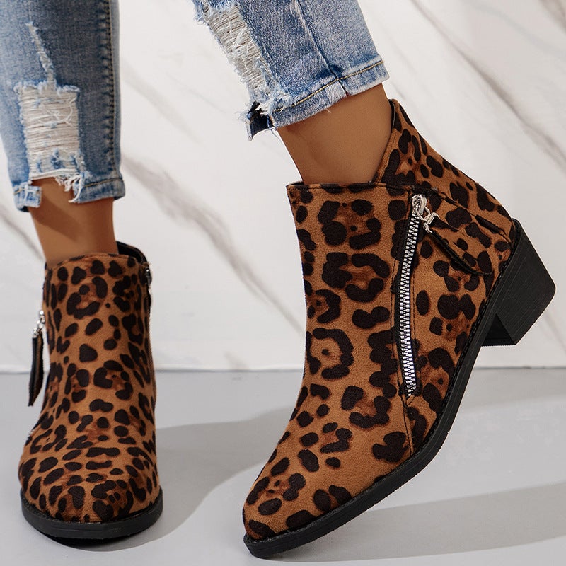 أحذية قصيرة جديدة من جلد السويد بحجم كبير مع كعب سميك وزر إغلاق قصير وزخرفة بسحاب، أحذية قصيرة غربية - Image 2
