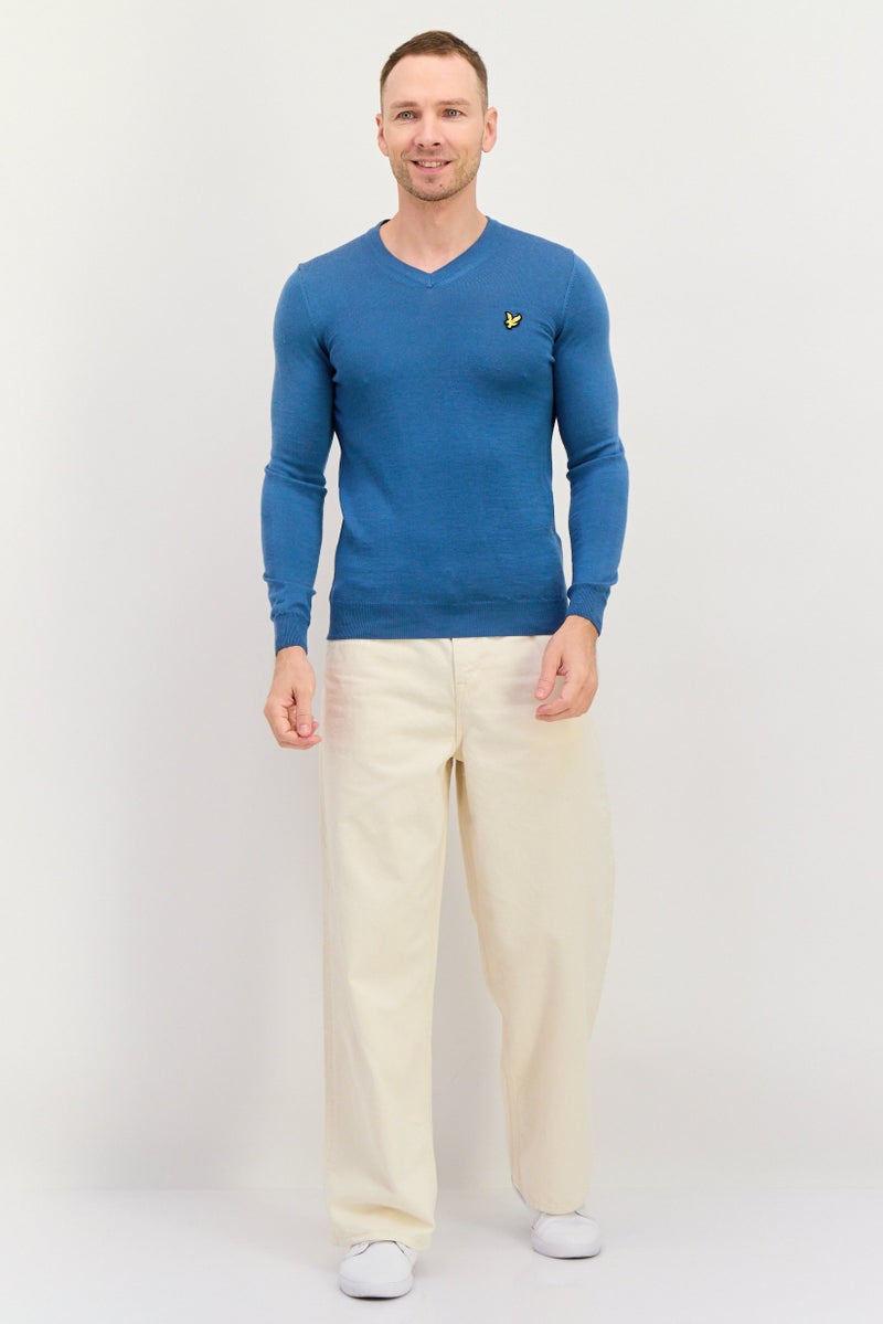 Lyle & Scott سويت شيرت رجالي بأكمام طويلة وياقة على شكل V مع شعار مطرز، أزرق رمادي - Image 4