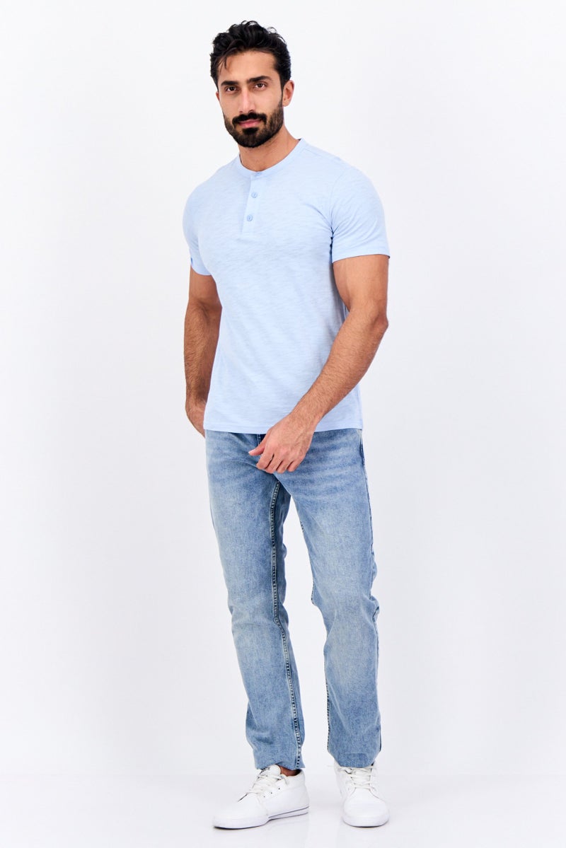 GAP تي شيرت رجالي بأكمام قصيرة و ياقة دائرية، أزرق فاتح - Image 2