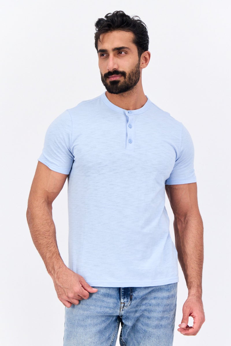 GAP تي شيرت رجالي بأكمام قصيرة و ياقة دائرية، أزرق فاتح - Image 1