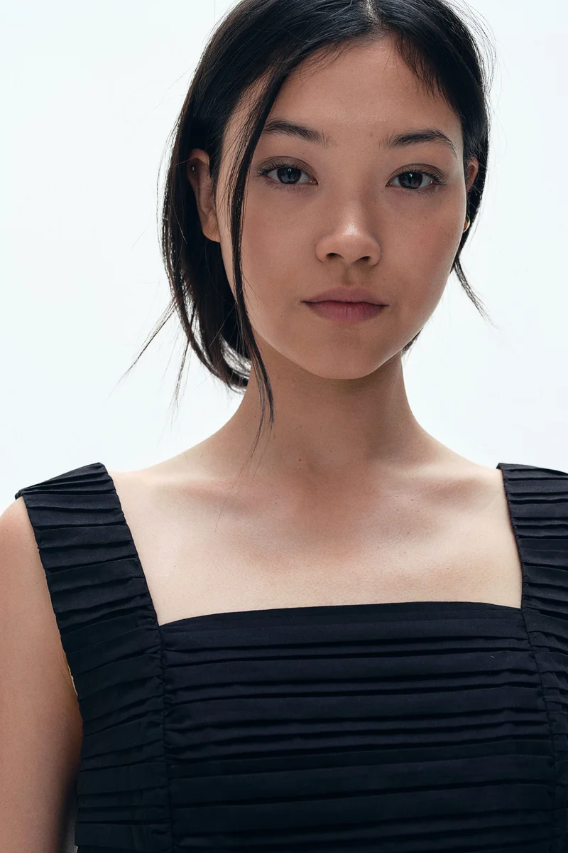 اتش اند ام فستان بحافة واسعة بتفاصيل مكشكشة