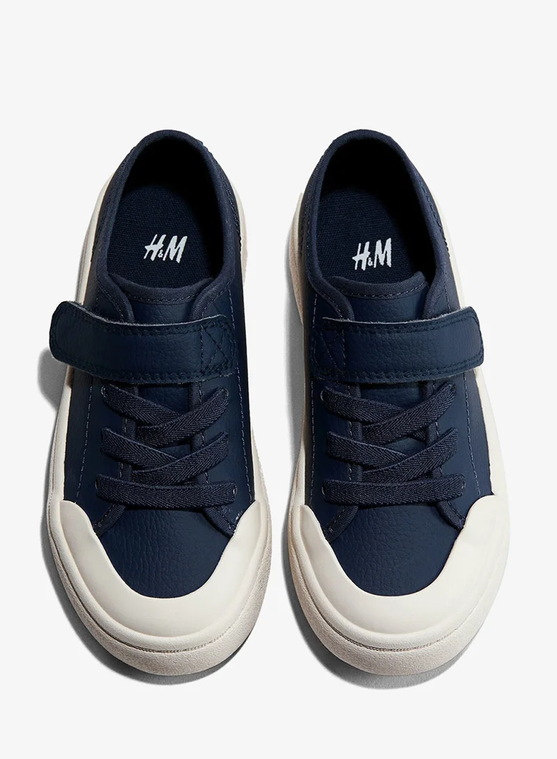 اتش اند ام حذاء رياضي