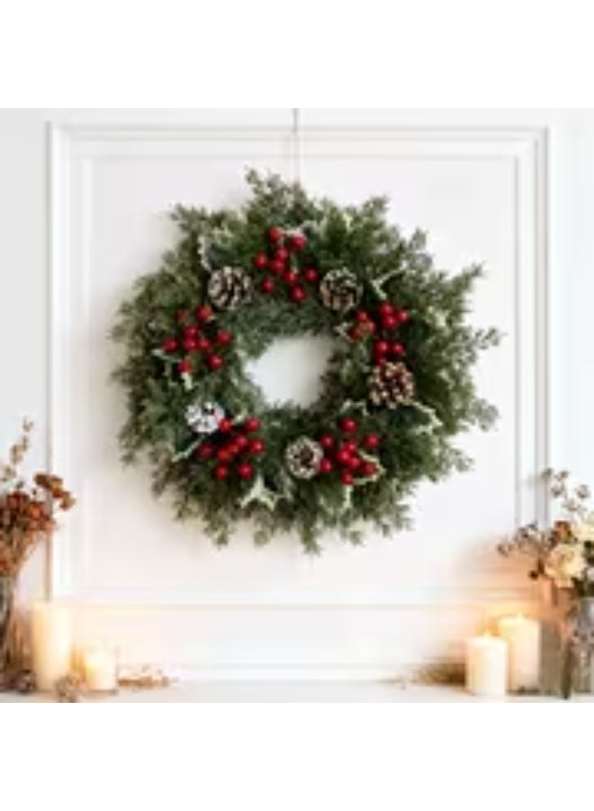 إيروريكس إصدار محدود من إكليل الكريسماس بتوت أحمر واقعي مع إبر الصنوبر والمخاريط والكرمة – فروع صناعية متينة للتعليق على الأبواب والنوافذ والجدران – مناسب للديكور طوال العام أو لموسم الكريسماس (بدون صيانة) - Image 4