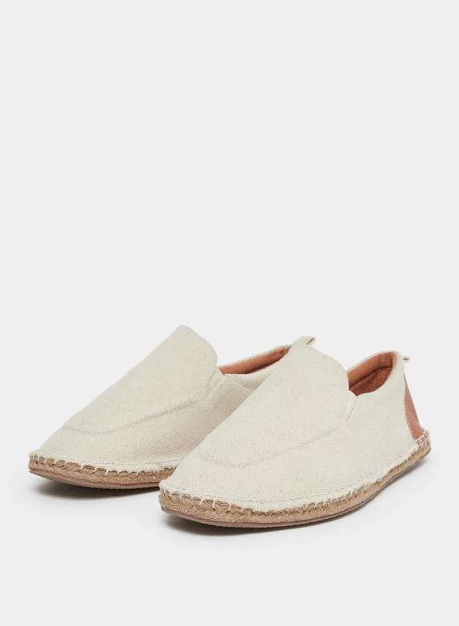 ستايلي إسبادريل أبيض مائل من القماش بدون أربطة