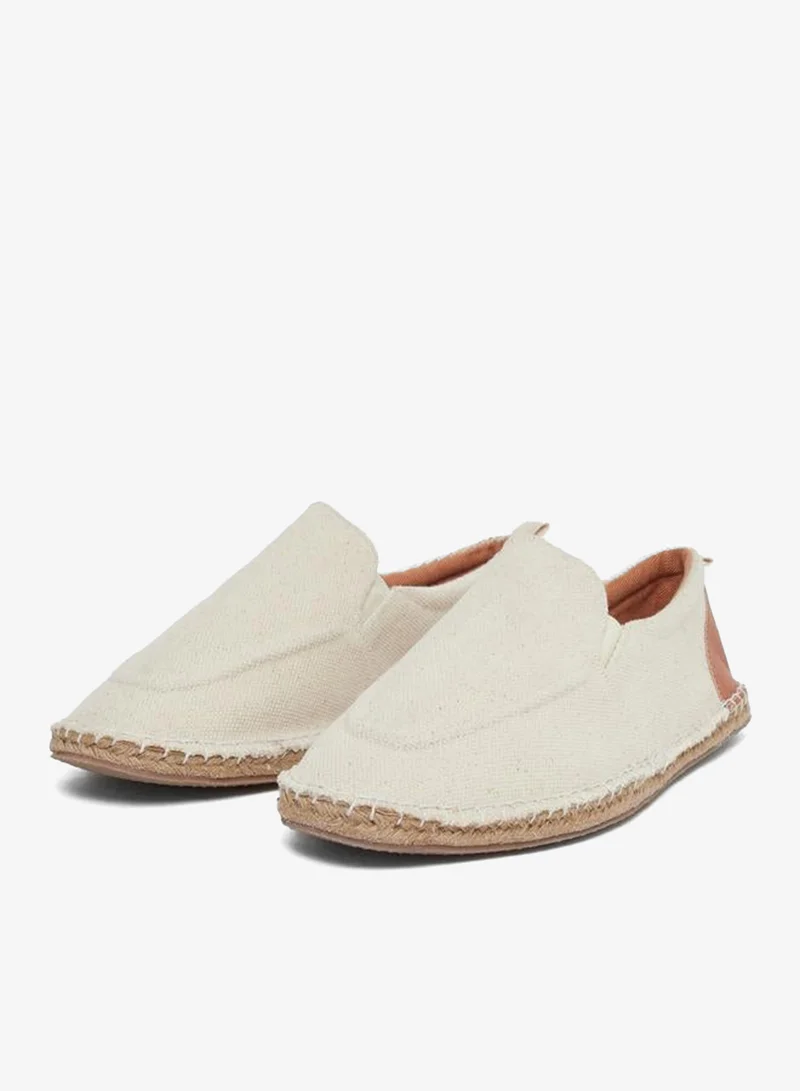 ستايلي إسبادريل أبيض مائل من القماش بدون أربطة