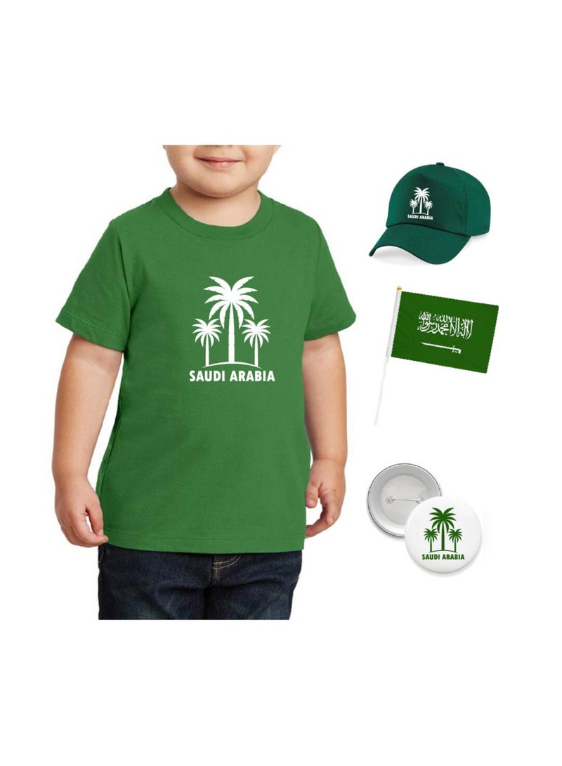 تيشيرت وقبعة وشارة وعلم للأولاد بمناسبة اليوم الوطني السعودي. احتفل باليوم الوطني السعودي مع هذه المجموعة المميزة للأطفال بأناقة. - Image 1