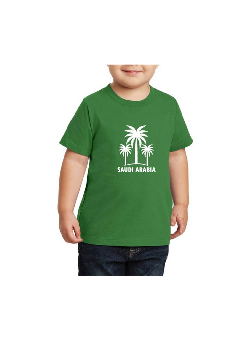 تيشيرت وقبعة وشارة وعلم للأولاد بمناسبة اليوم الوطني السعودي. احتفل باليوم الوطني السعودي مع هذه المجموعة المميزة للأطفال بأناقة. - Image 3