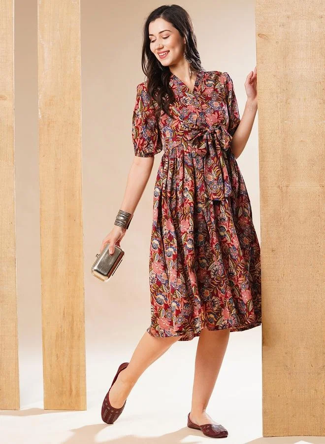 جلو باص فستان ميدي واسع بأكمام منتفخة وطبعة شاملة مع تفاصيل ربط من ستايلي