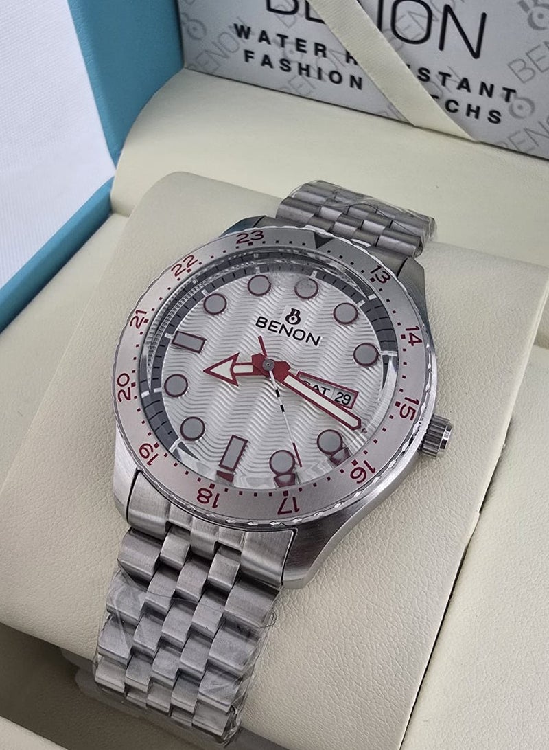 Men's watch with a stainless steel bracelet and hands, water resistant